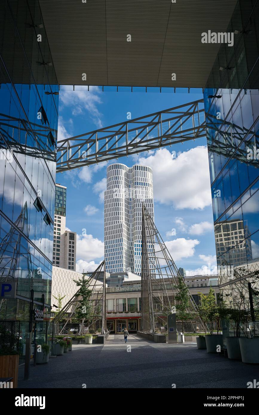 Blick von den Glasfassaden des Kranzlerecks auf den Turm des Oberwestens, das neue Wahrzeichen Berlins Stockfoto