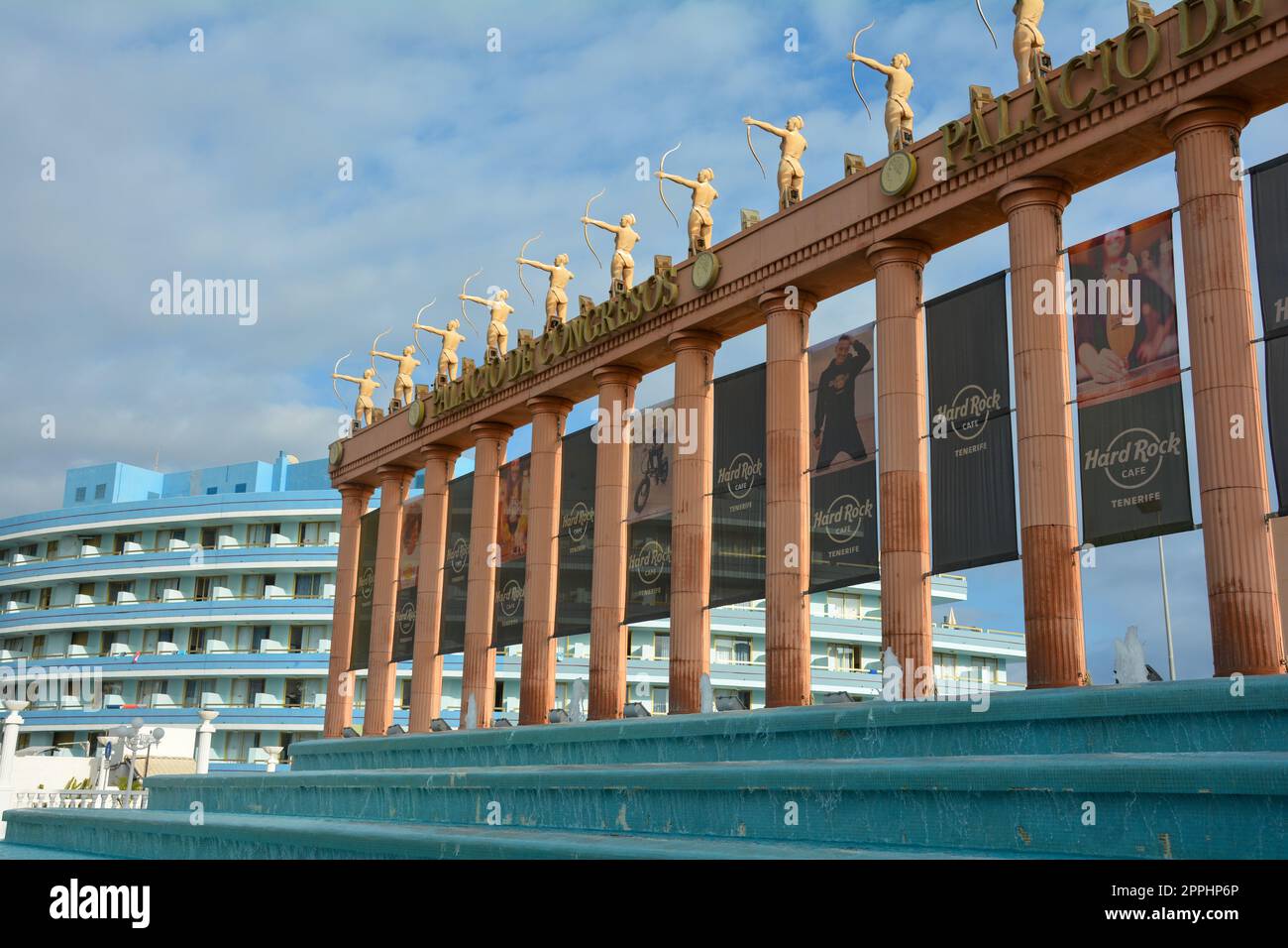 Hard Rock Cafe, Playa de la Americas, Teneriffa, Spanien 12. August 2022 - Außenansicht des Gebäudes mit Springbrunnen und Bogenschützen Stockfoto