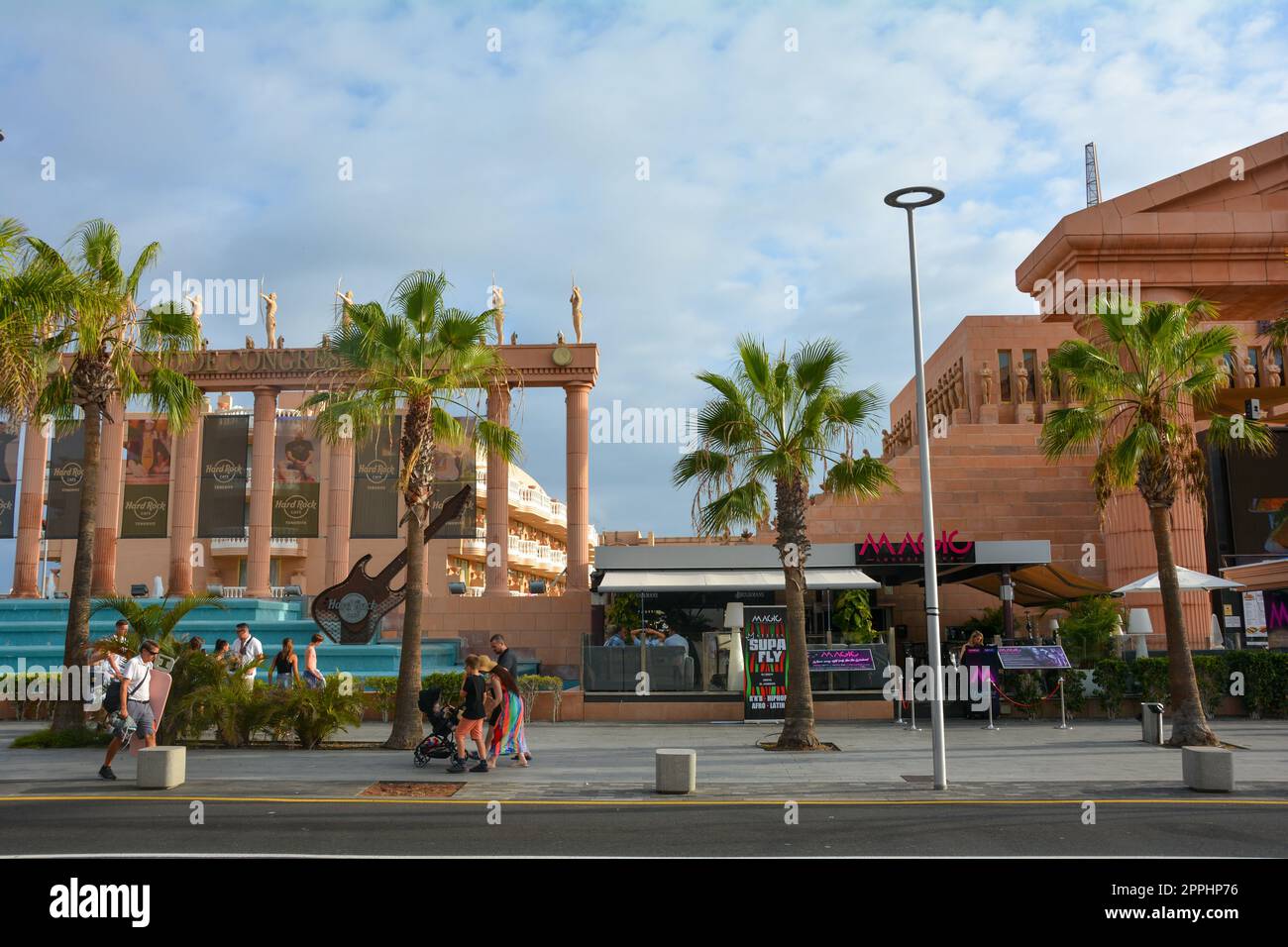 Hard Rock Cafe, Playa de la Americas, Teneriffa, Spanien 12. August 2022 - Blick von der anderen Straßenseite des Cafe-Gebäudes mit Palmen Stockfoto