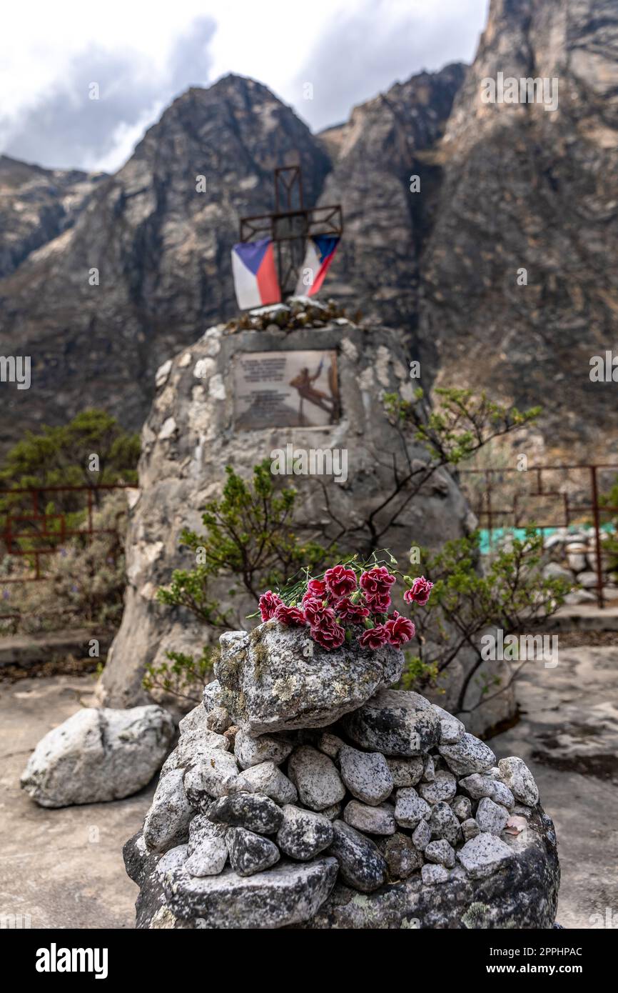 Denkmal für die tschechoslowakische Bergwanderung in Peru, die bei einem Erdrutsch durch das Erdbeben vom Berg Huaskaran im Jahr 1970 umkam Stockfoto