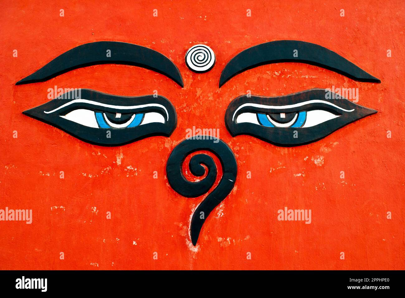 Das dritte Auge der buddhistischen Weisheit auf der orangefarbenen Wand Stockfoto