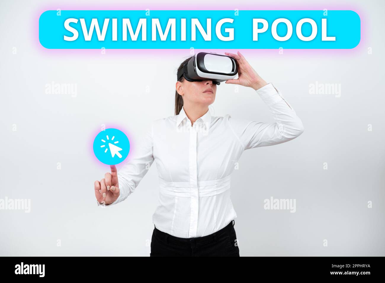 Text für Swimming Pool wird geschrieben. Business-Ideenstruktur, die Wasser für Freizeitaktivitäten hält Stockfoto