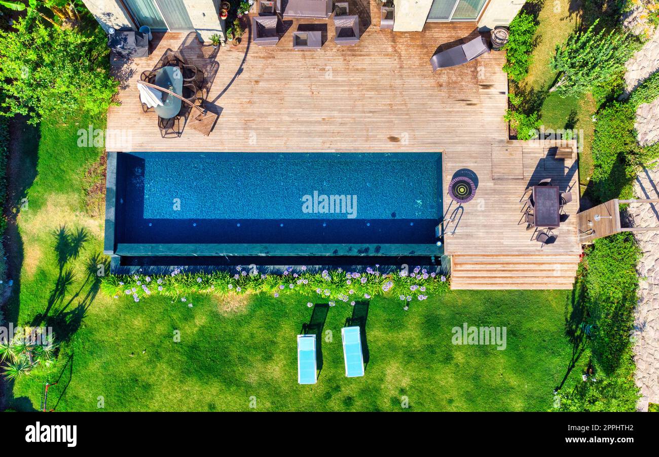 Pool von oben gesehen. Blick von oben auf die moderne Luxusvilla mit Swimmingpool. Unvergleichliche Luxus-Resortlandschaft, Resort-Hotel-Swimmingpool, Urlaubshintergrund Stockfoto