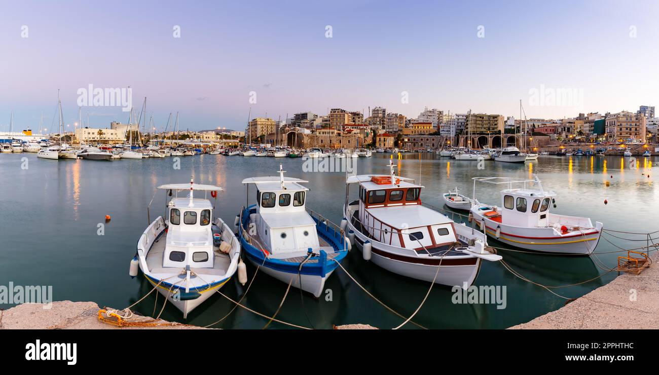Kreta Heraklion Griechenland Hafenboote mit Panoramablick auf die Dämmerung Stockfoto