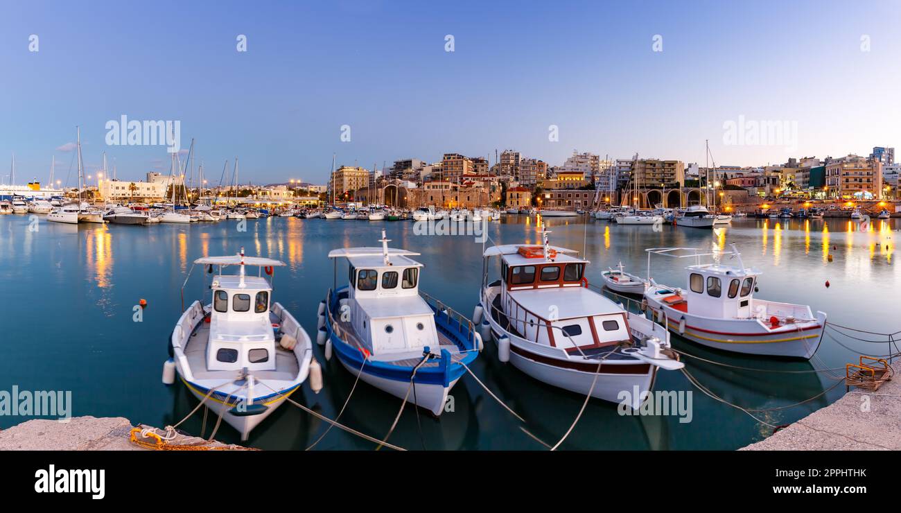 Kreta Heraklion Griechenland Hafen Boote Panoramablick Dämmerung Blau Stunde Stockfoto