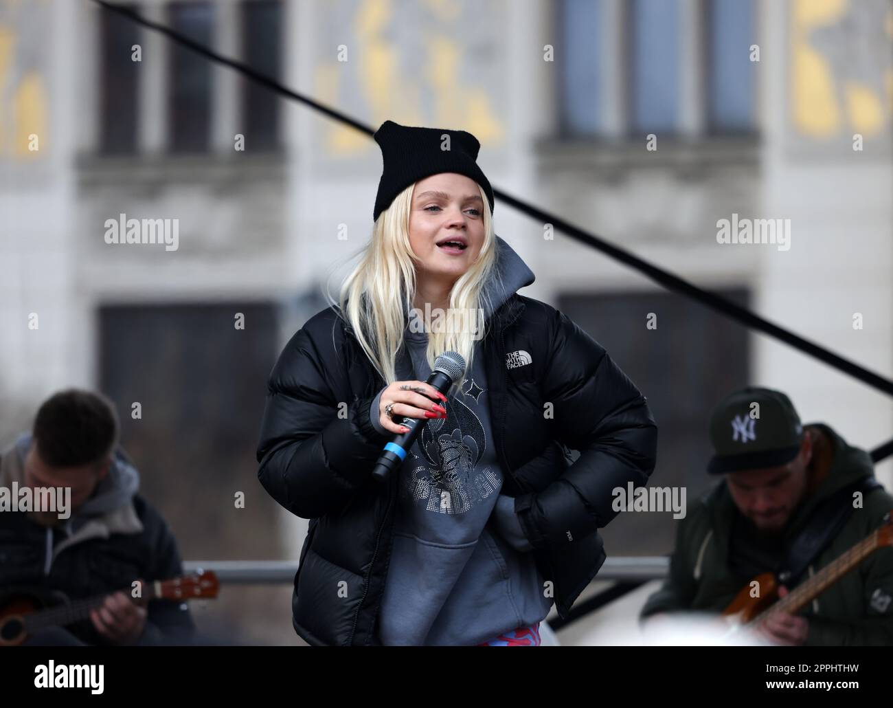 Margaret bei der Verteilung von Weihnachtsbäumen auf dem Szczepanski-Platz in Krakau Stockfoto