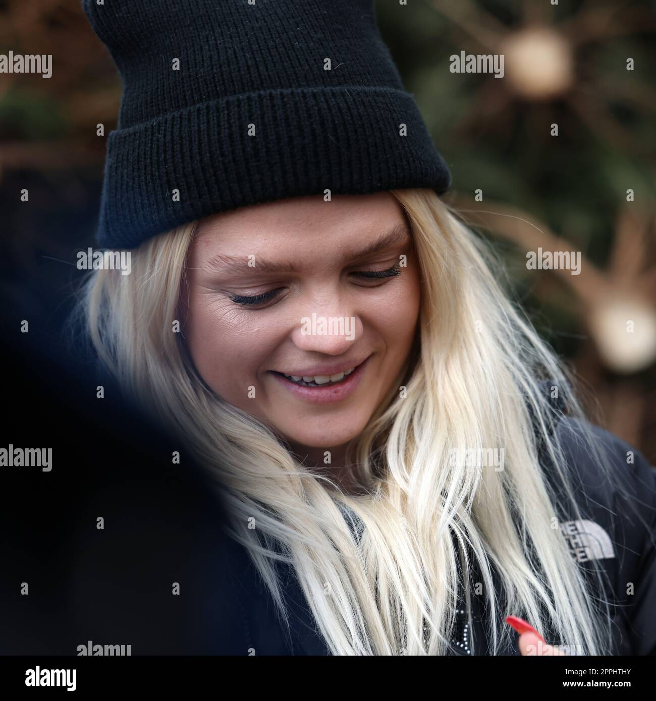 Margaret bei der Verteilung von Weihnachtsbäumen auf dem Szczepanski-Platz in Krakau Stockfoto