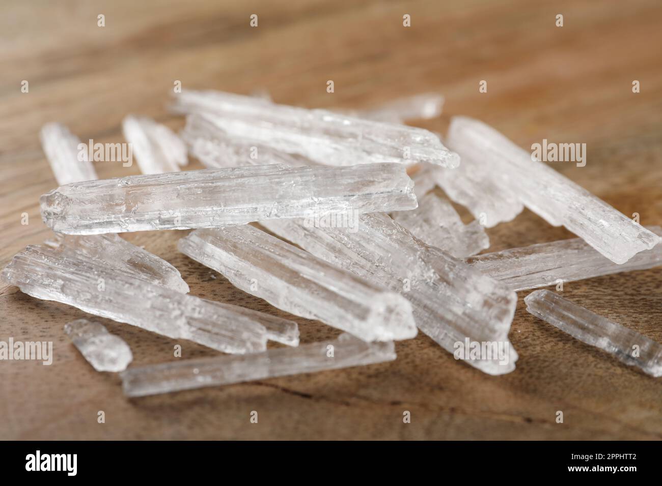 Menthol-Kristalle auf Holzhintergrund, Nahaufnahme Stockfoto