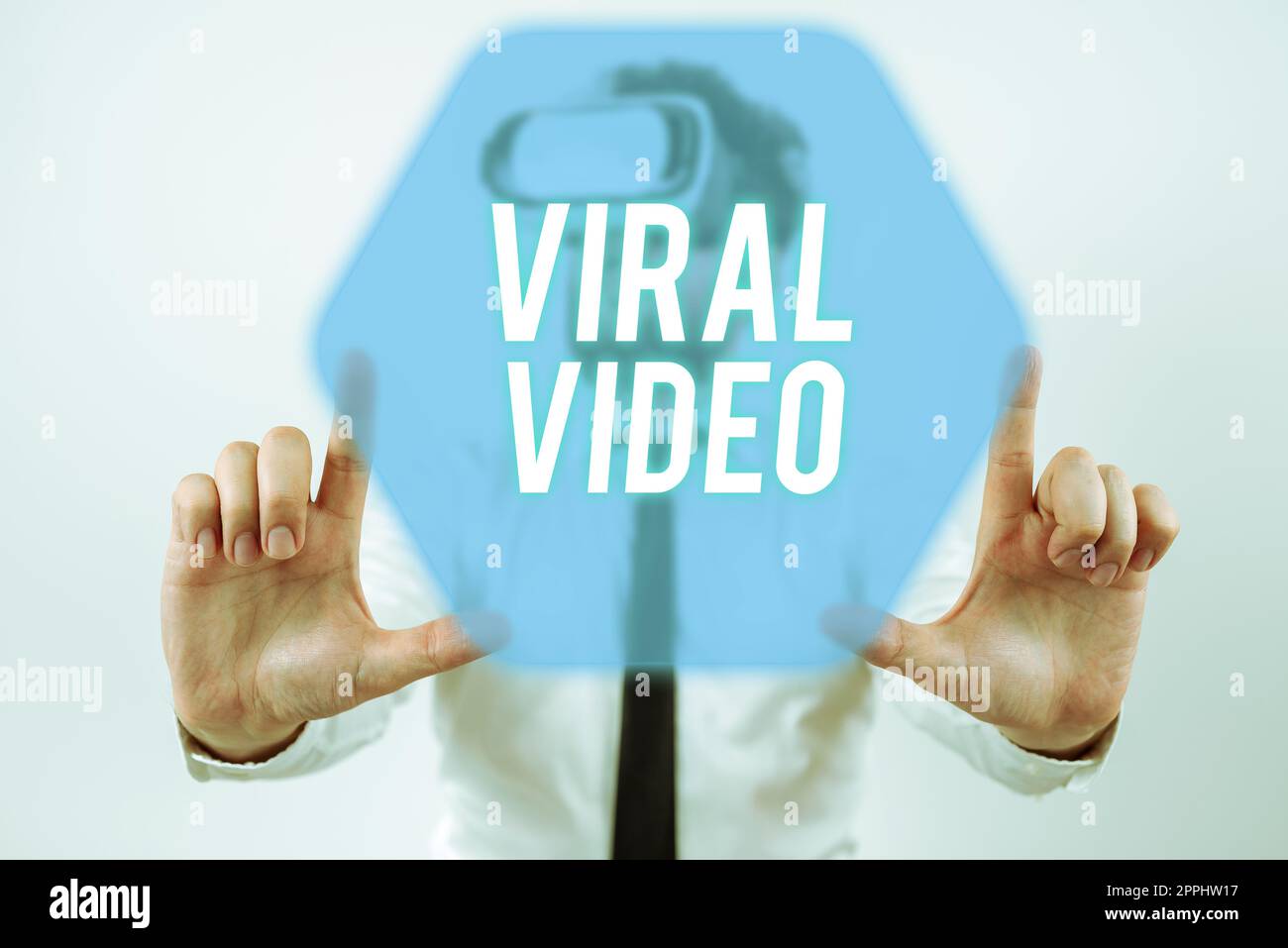 Textzeichen mit viralem Video. Internetkonzept das Video, das durch die Freigabe im Internet beliebt wird Stockfoto