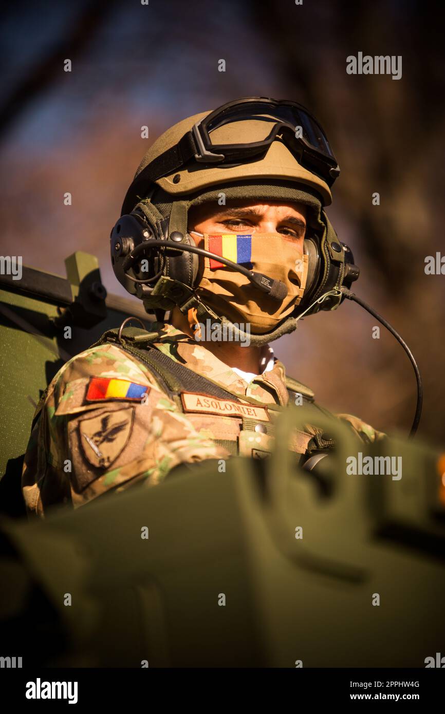 Rumänischer Soldat sitzt auf einem Panzer Stockfoto