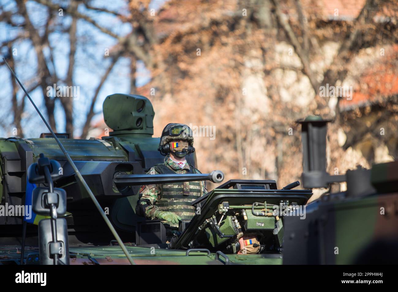 Rumänischer Soldat sitzt auf einem Panzer Stockfoto