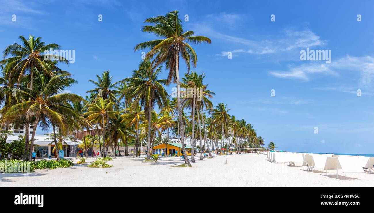 Playa Spratt Bight Strandurlaub mit Palmen Urlaub Panorama Meer auf der Insel San Andres in Kolumbien Stockfoto