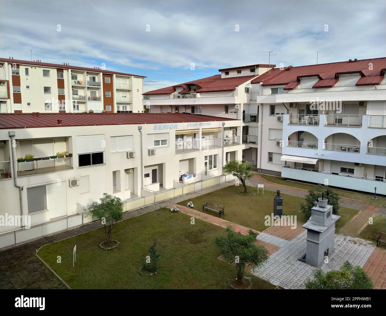 Banya Kovylyacha, Serbien, Loznica, 29. September 2022. Neue Wohnhäuser mit Wohnungen. Vermietungsunternehmen an einem Touristenort. Moderne Architektur in einer erdbebengefährdeten Region. Stockfoto