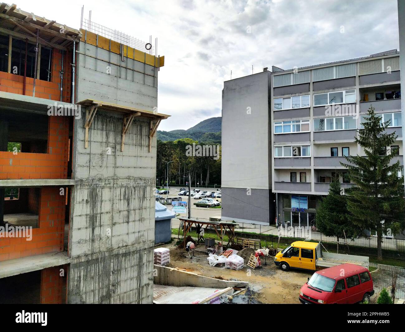 Banya Kovylyacha, Serbien, Loznica, 29. September 2022. Neue Wohnhäuser mit Wohnungen. Vermietungsunternehmen an einem Touristenort. Moderne Architektur in einer erdbebengefährdeten Region. Stockfoto