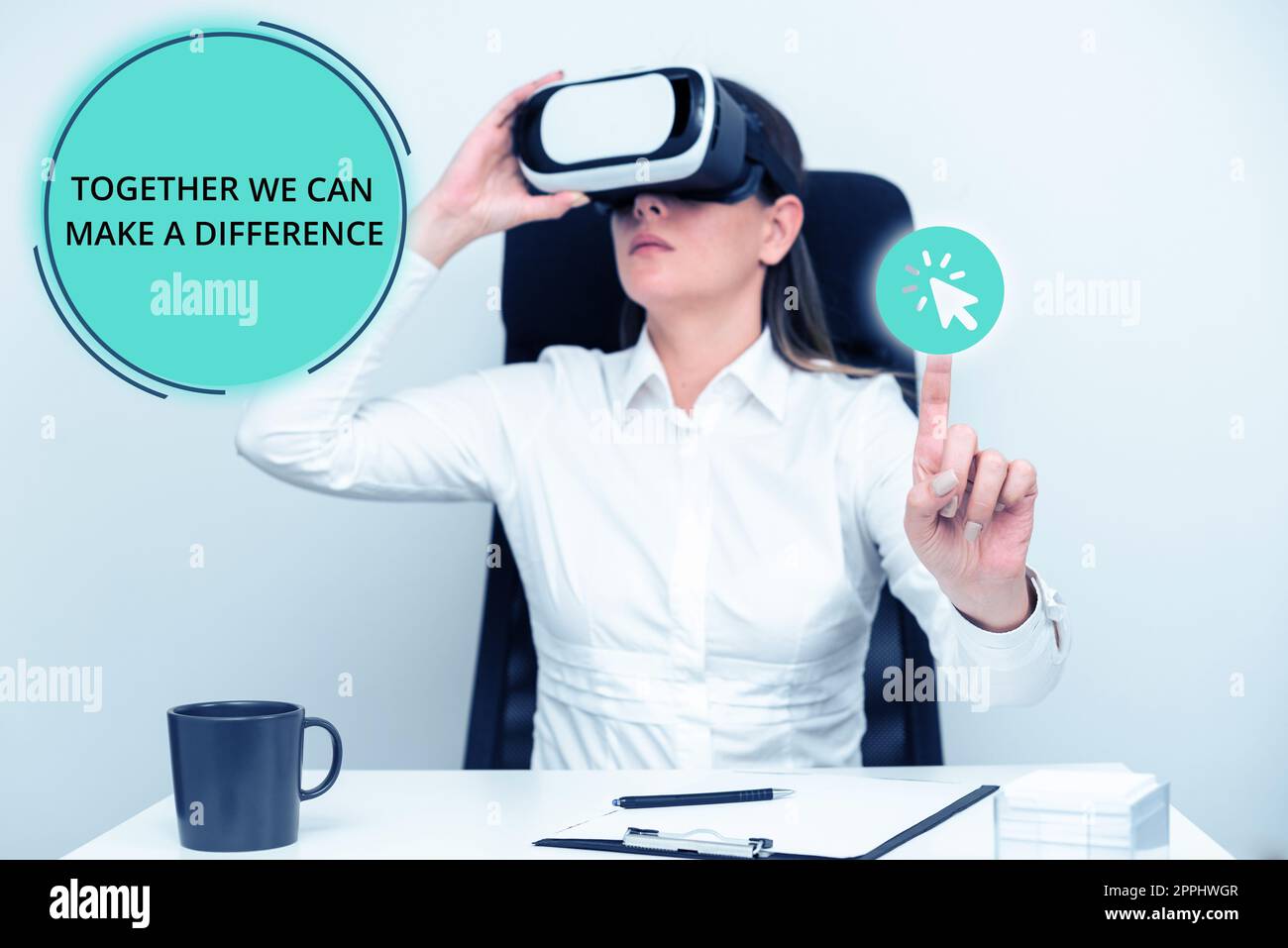 Gemeinsam mit der Hand schreiben Wir können etwas bewirken. Das Wort für Einigkeit kann alles möglich machen eine mächtige Gruppe Stockfoto