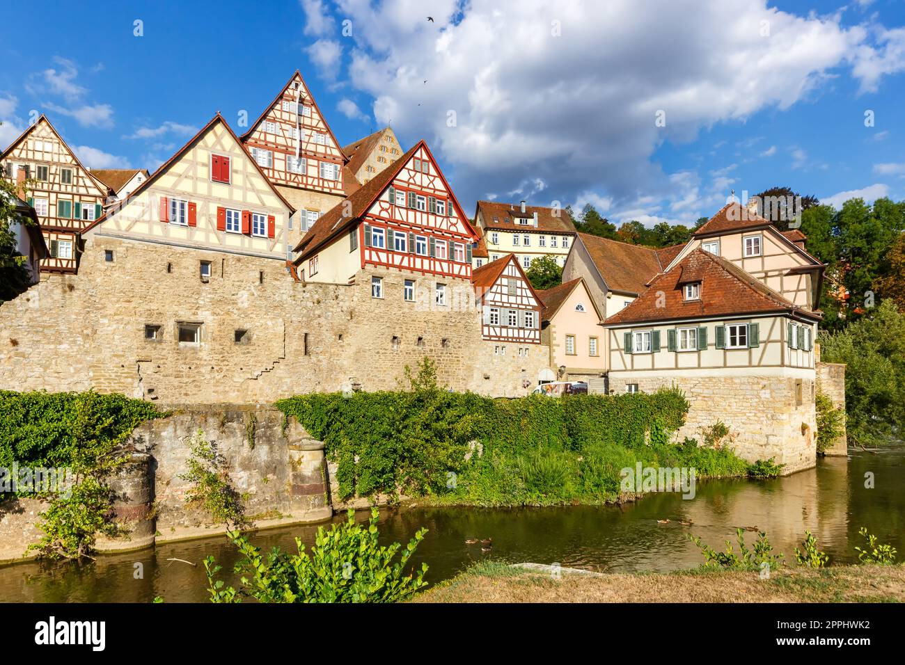 Fachwerkhäuser SchwÃ¤bisch Hall aus dem Mittelalter am Fluss Kocher in Deutschland Stockfoto