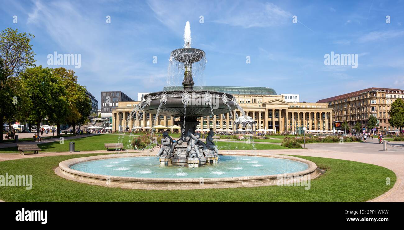 Schlossplatz der Stadt Stuttgart mit Brunnenreisepanorama in Deutschland Stockfoto