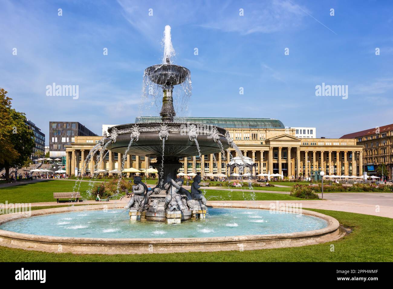 Schlossplatz der Stadt Stuttgart mit Brunnenfahrt in Deutschland Stockfoto