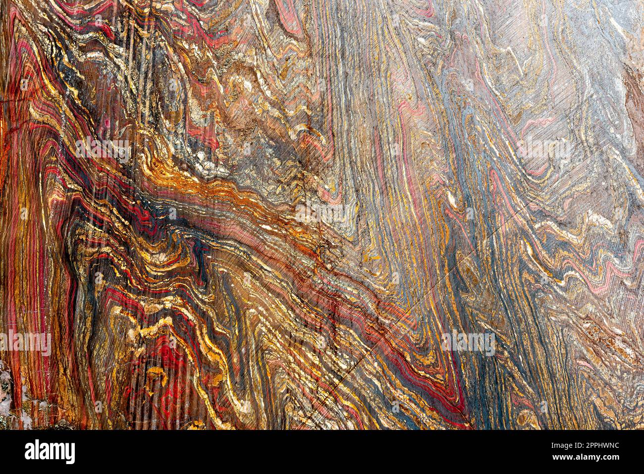 Das farbenfrohe Muster eines geschliffenen und glatt polierten Tigereisens in Nahaufnahme Stockfoto