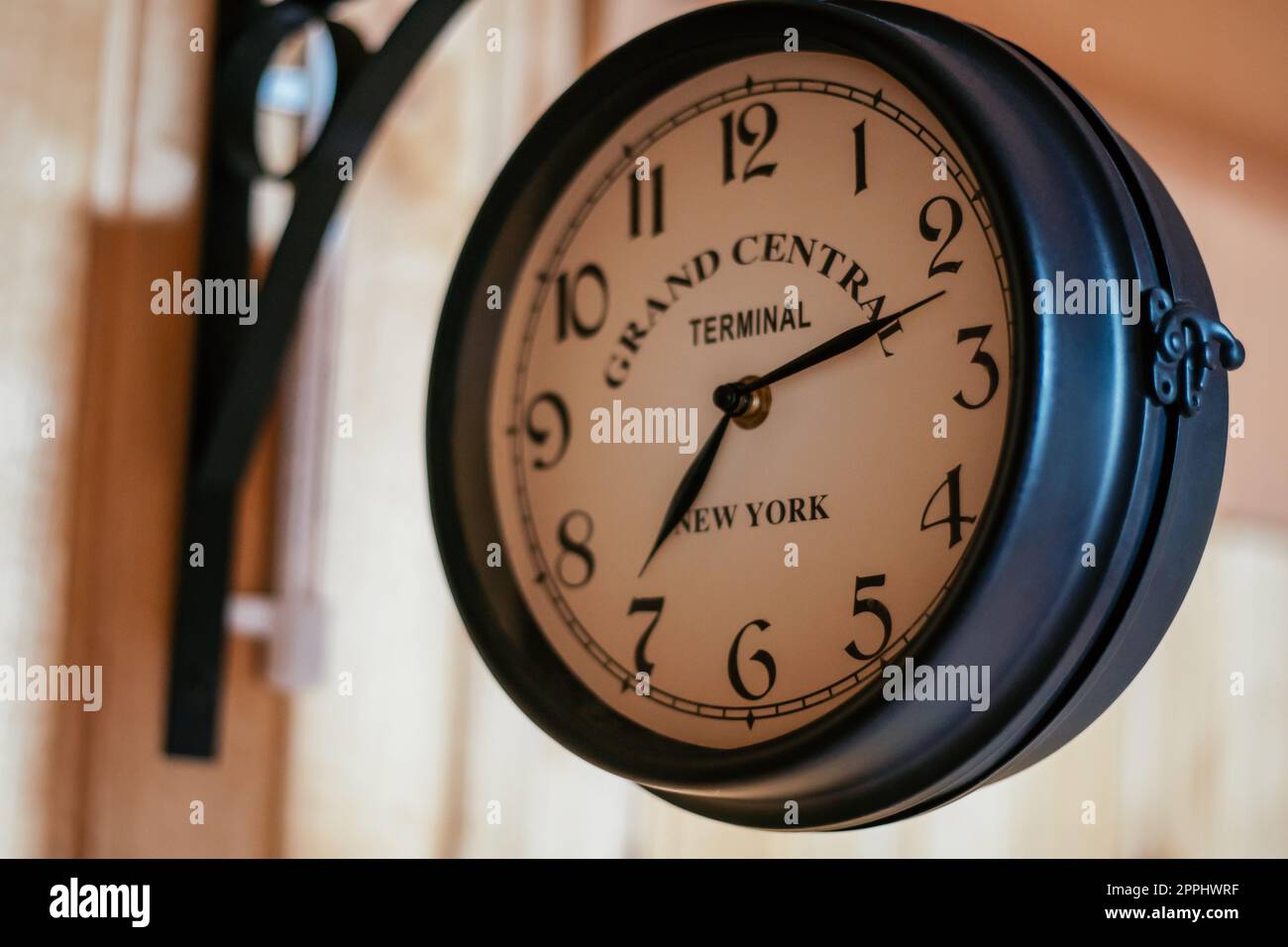 Das Gesicht einer alten Wanduhr mit Inschrift Grand Cenrtal Terminal New York Stockfoto