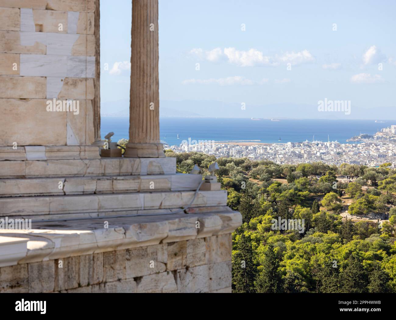Tempel der Athena Nike und Luftblick auf die Stadt und das Meer mit Hafen von Piräus in der Ferne, Athen, Griechenland Stockfoto