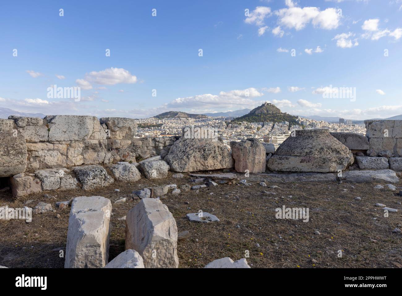 Malerischer Blick vom Akropolis-Hügel auf dem Berg Lycabettus und die Skyline der Stadt an einem sonnigen Tag, Athen, Griechenland. Stockfoto