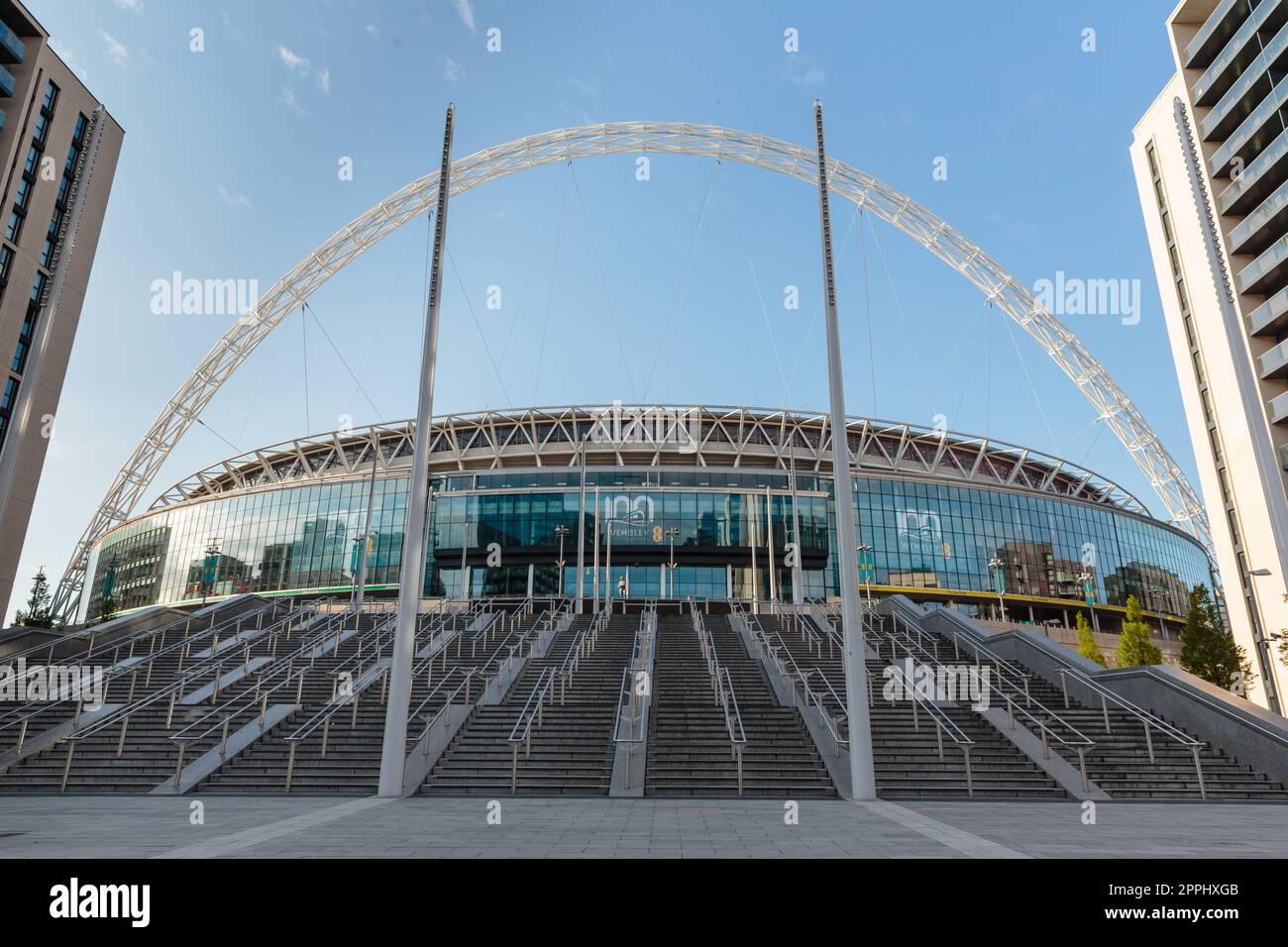 Wembley Stadium, London, Großbritannien. 24. April 2023 Anlässlich des 100. Geburtstags des englischen Nationalstadions werden derzeit Festlichkeiten gefeiert. Das Wembley Stadium feiert sein hundertjähriges Jubiläum mit einer wechselnden Ausstellung vor dem 100. Jahrestag am 28. April. Es wurde 1923 als Empire Stadium eröffnet und beherbergt einige der historischsten und unvergesslichsten Momente des letzten Jahrhunderts. Von den Olympischen Spielen 1948, der Weltmeisterschaft 1966, der Live Aid 1985 bis zum EURO der Frauen 2022. Foto: Amanda Rose/Alamy Live News Stockfoto