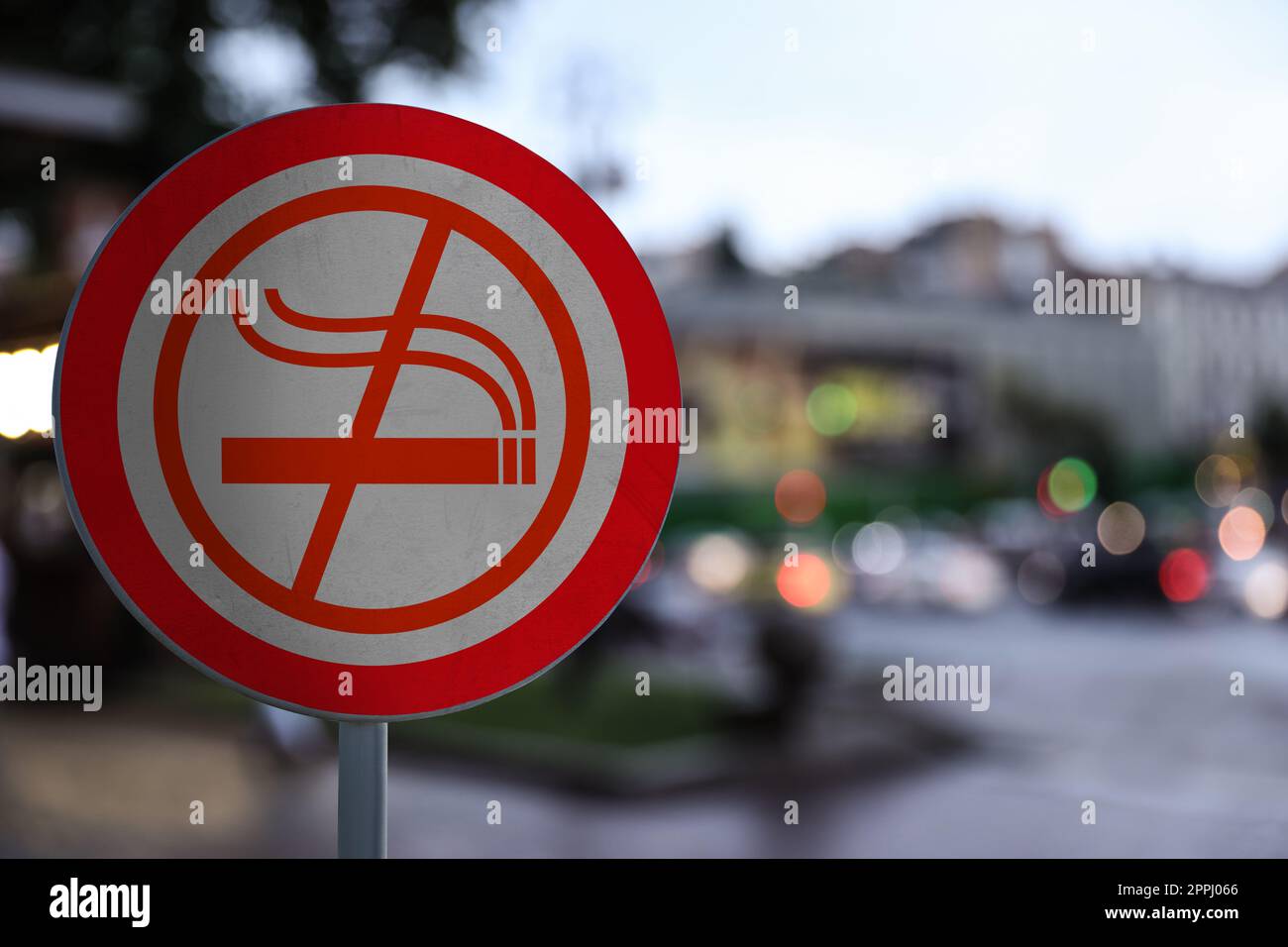 Schild „Rauchen verboten“ auf der Straße der Stadt, Platz für Text Stockfoto