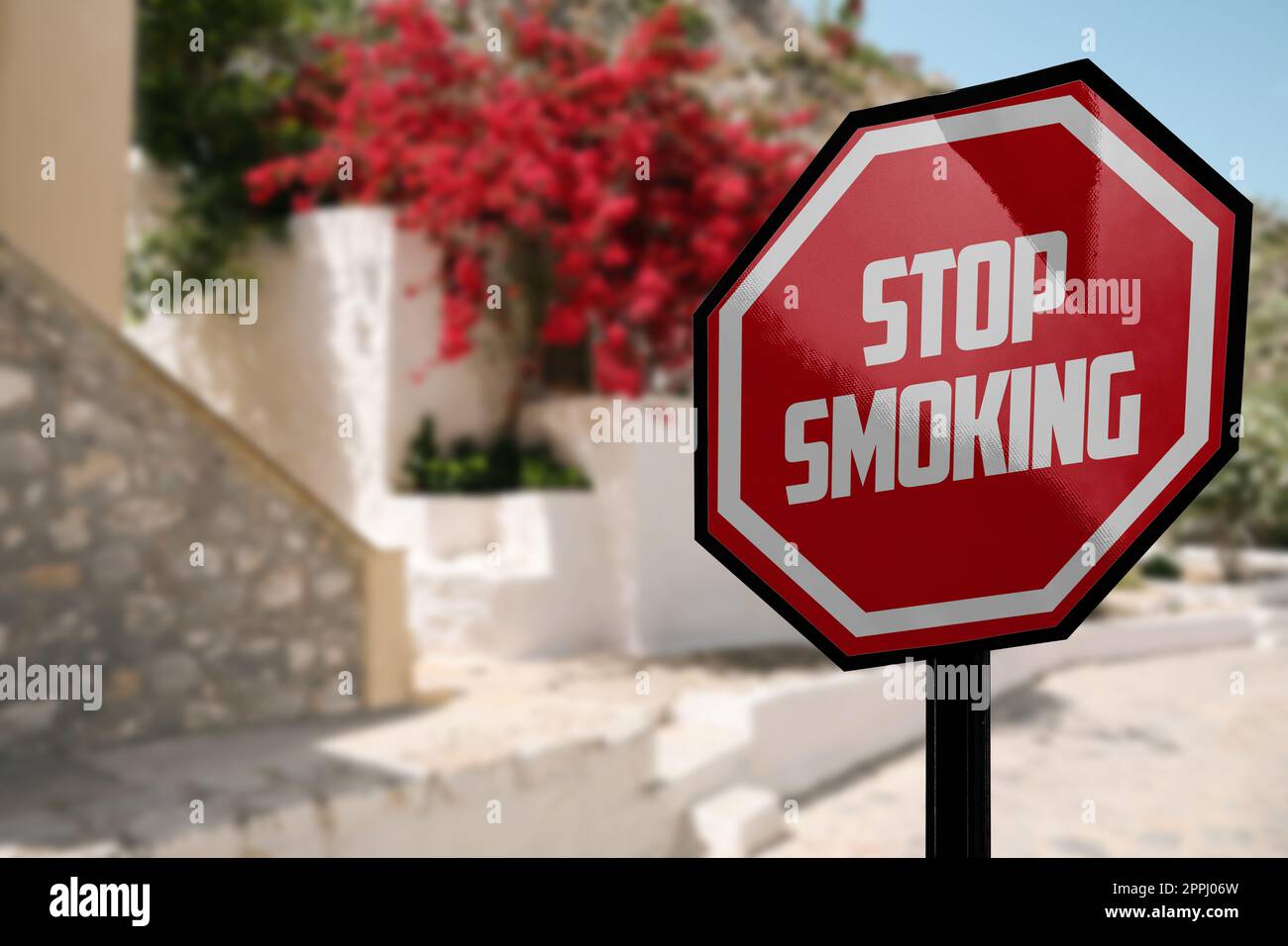 Schild „Rauchen stoppen“ auf der Straße der Stadt, Platz für Text Stockfoto
