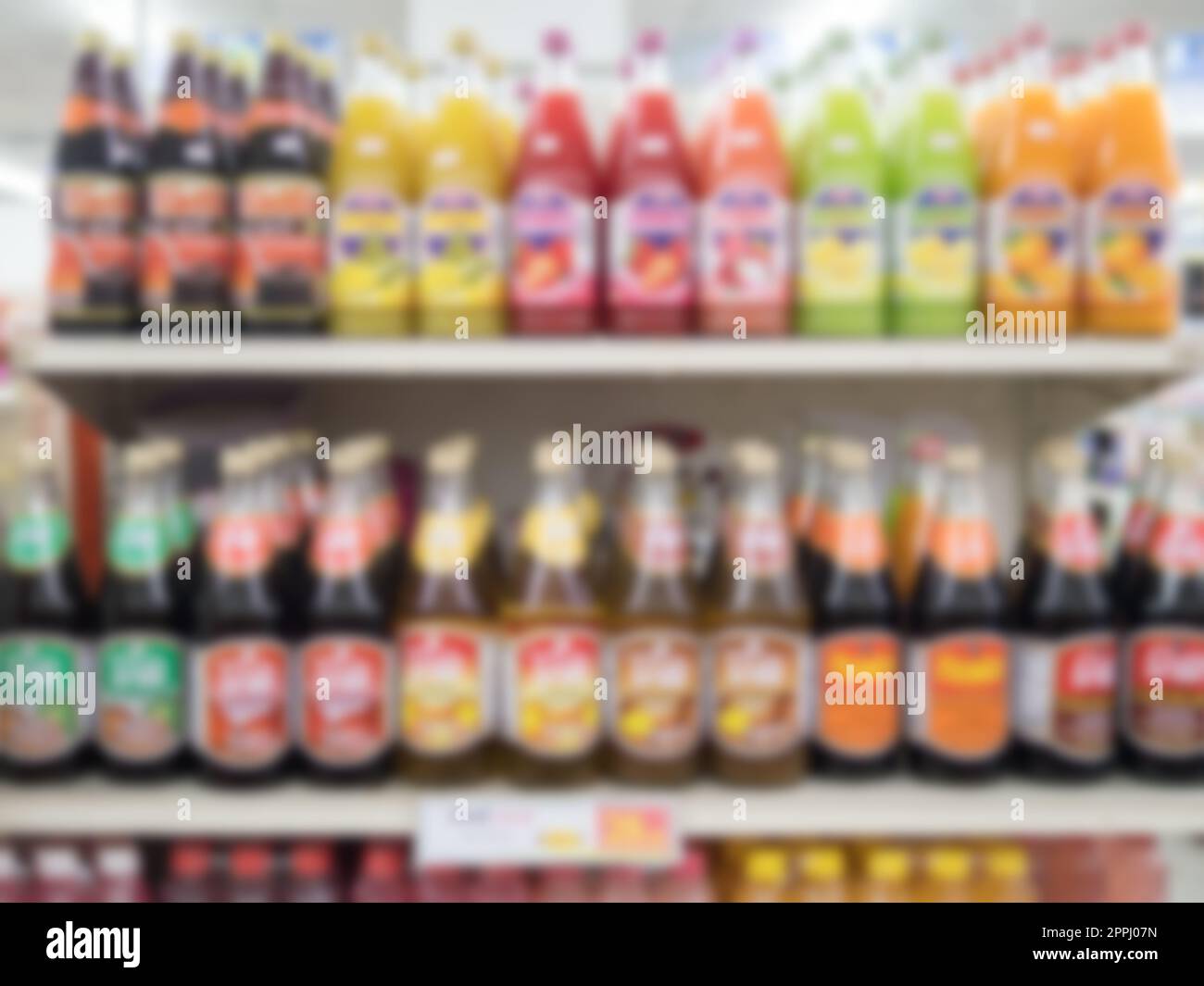 Verschwommene Regale, Soßen-Bereich in einem Supermarkt Stockfoto