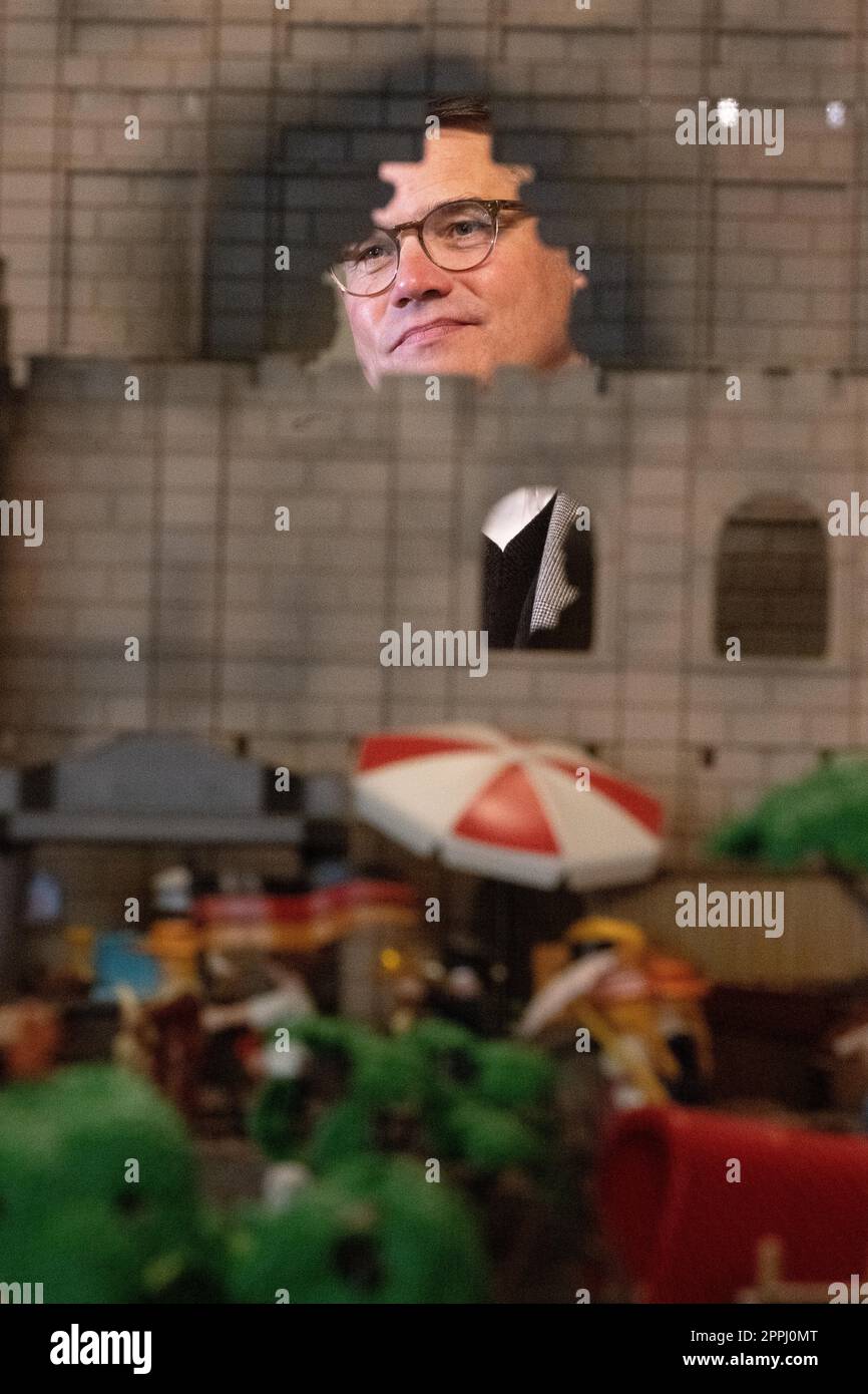 Hanau, Deutschland. 24. April 2023. Boris Rhein (CDU), Ministerpräsident von Hessen, steht hinter einem Playmobil-Diorama des Hambach-Festivals in einer Playmobil-Ausstellung, die 175 Jahre Frankfurts Paulskirche im Hanau History Museum in der Burg Philippsruhe feiert. Die Ausstellung zeigt die Geschichte der deutschen Demokratie in elf Dioramen, die aus Tausenden von Playmobil-Teilen bestehen. Kredit: Sebastian Christoph Gollnow/dpa/Alamy Live News Stockfoto
