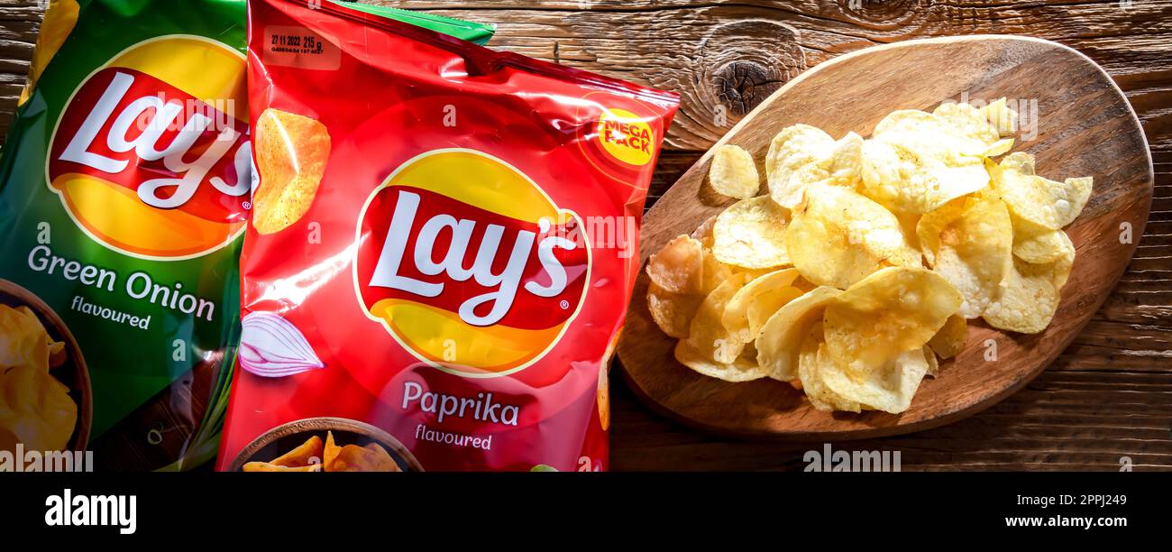 Zusammensetzung mit Päckchen Laien-Kartoffelchips Stockfoto