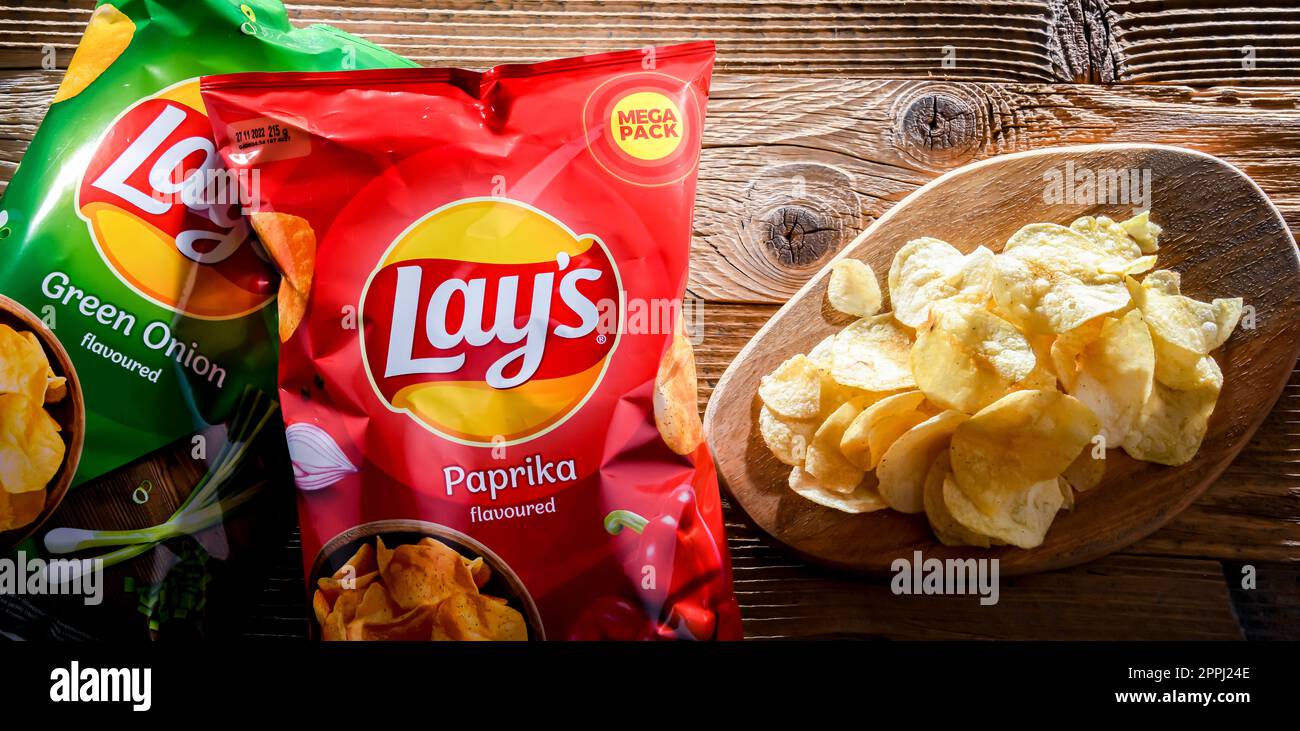 Zusammensetzung mit Päckchen Laien-Kartoffelchips Stockfoto