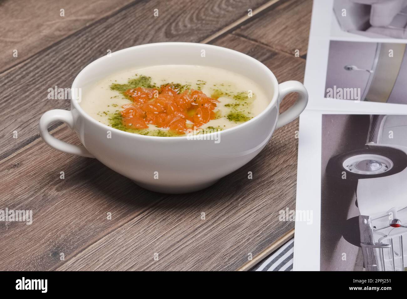 Lachs-Creme-Suppe auf Holztisch Stockfoto