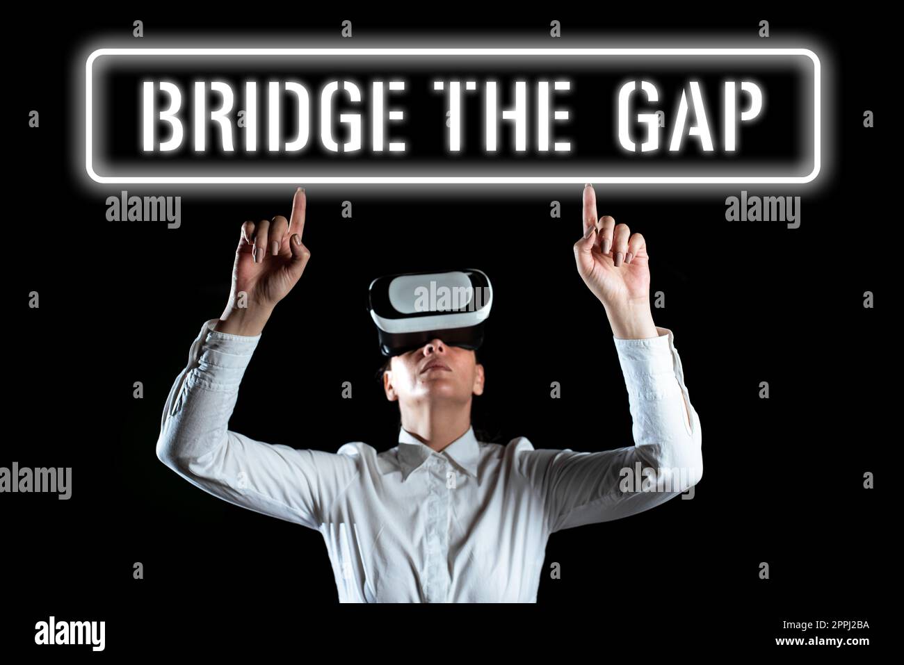 Textschild mit der Anzeige „Brücke über die Lücke“. Konzept Bedeutung Hindernisse überwinden Courage Empowerment herausfordern Stockfoto