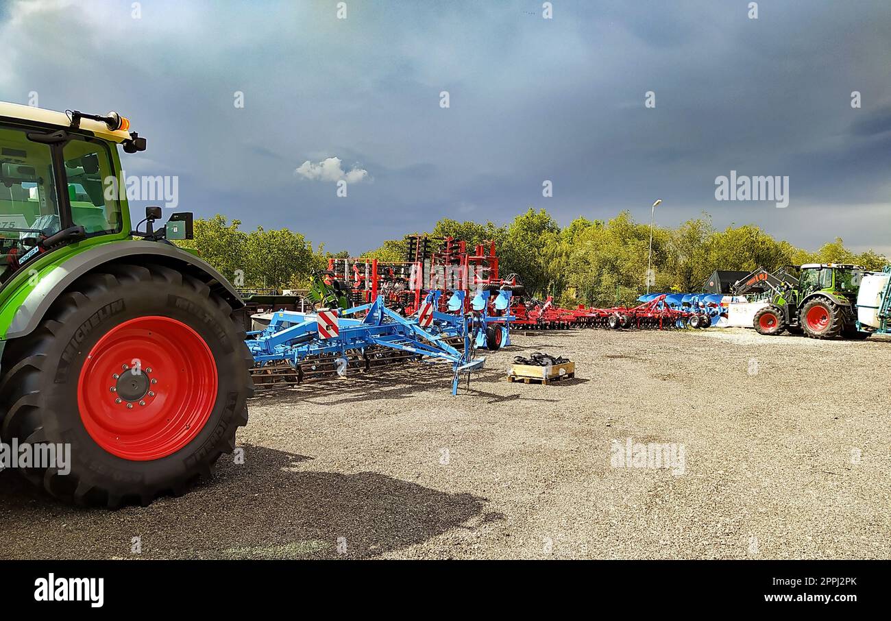 Kiew, Ukraine - 16. Juni 2022: Moderner Landwirtschafts-Radtraktor Fendt Stockfoto