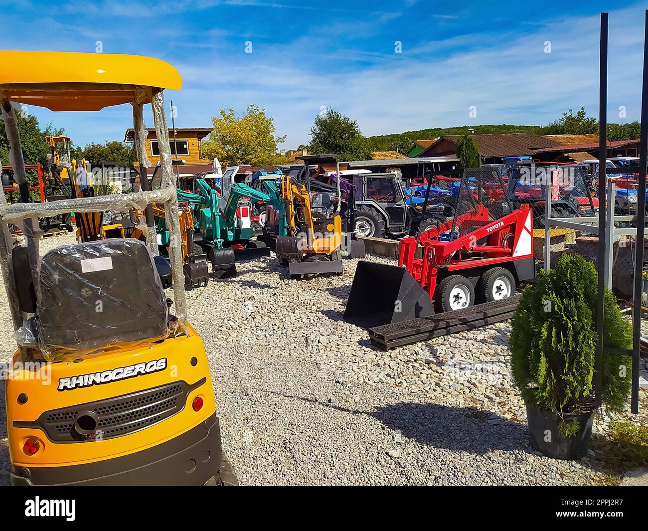 Bukarest, Rumänien - 12. September 2022: Minibagger oder Traktor MITSUBISHI MT25 in Bukarest, Rumänien Stockfoto