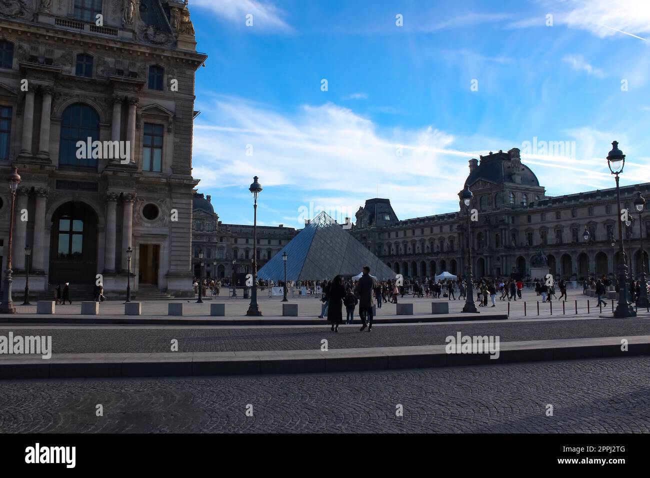 Paris, Frankreich - 01. Januar 2022: Louvre Museum in Paris, Frankreich am 07. August 2013. Dieses zentrale Wahrzeichen von Paris ist eines der weltweit größten Museen. Stockfoto