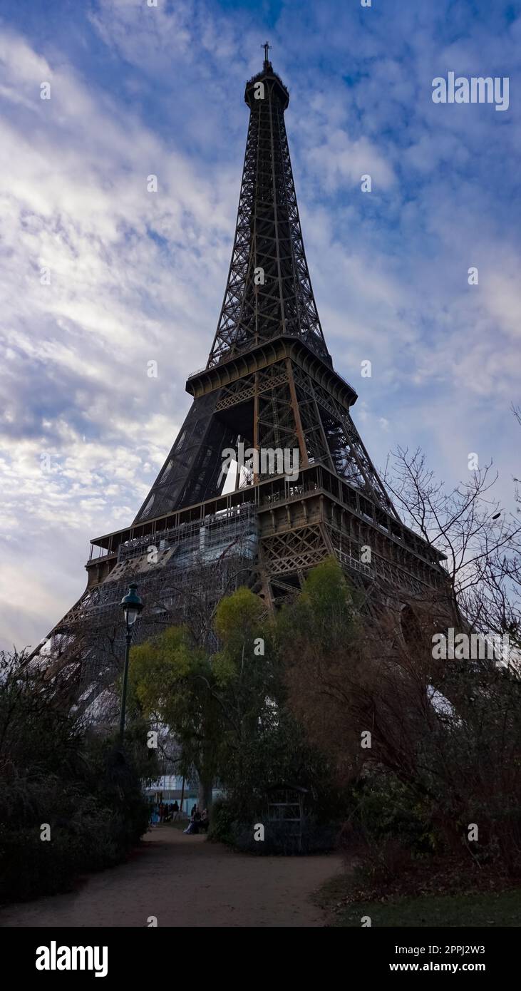 Paris, Frankreich - 01. Januar 2022: Eiffelturm-Tour Paris, Skyline von Frankreich und blauer Himmel Stockfoto