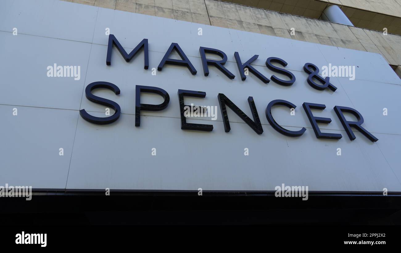 Limassol, Zypern - 10. Oktober, â€Ž2022:ein Bild des Namens und Logos von Marks and Spencer Einzelhandelsgeschäften, die derzeit weltweit in den Bereichen Lebensmittel und Bekleidung tätig sind. Stockfoto