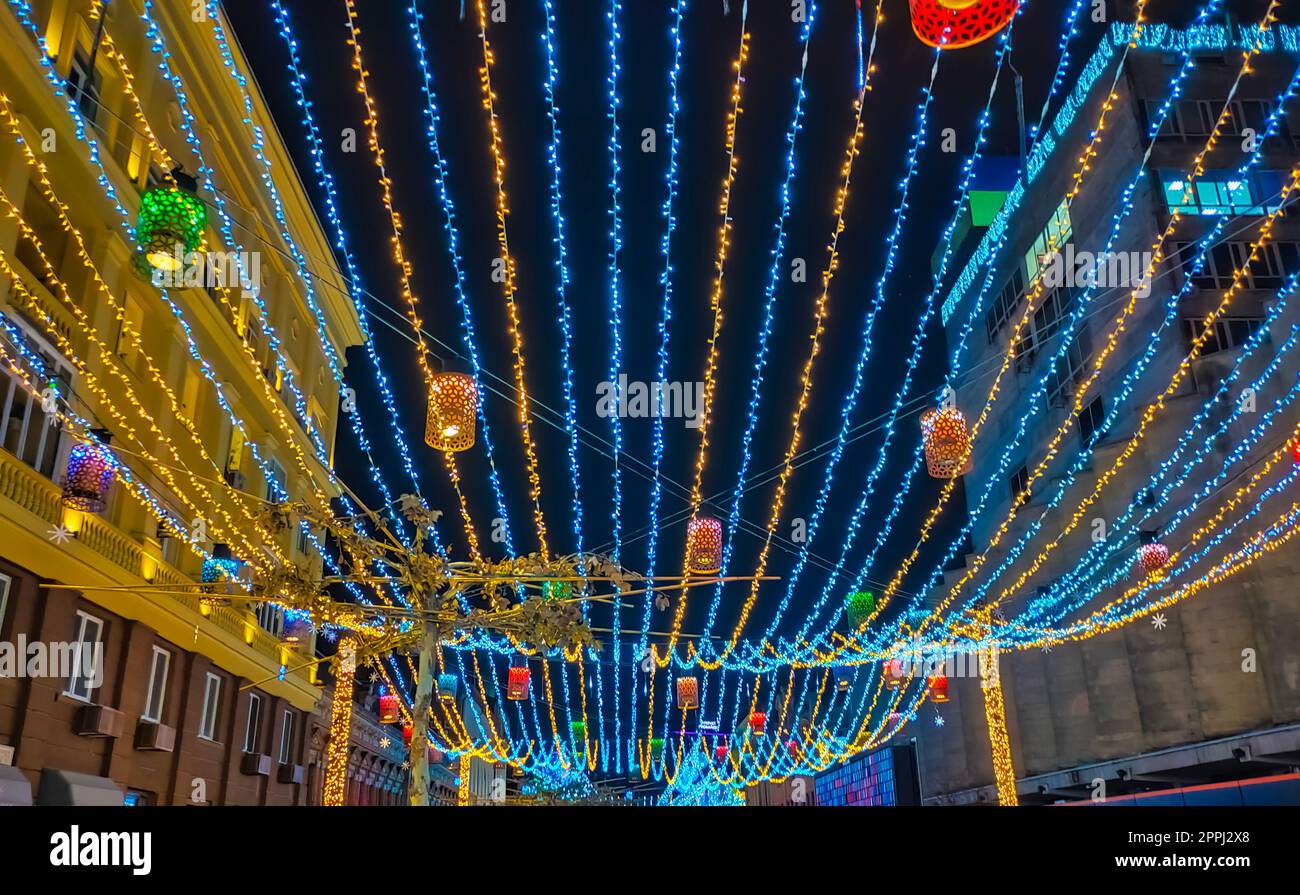 Weihnachtslichter in abstrakter Stadt Stockfoto