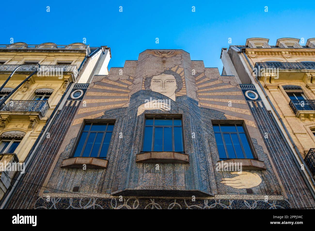 TOULOUSE, FRANKREICH - 5. SEPTEMBER 2013: Ehemaliger Hauptsitz der französischen Regionalzeitung "La Depeche du Midi" in Toulouse, Frankreich. Das Gebäude wurde 1932 von Leon Jaussely erbaut und ist vollständig mit Mosaiken von Gentil und Bourdet dekoriert Stockfoto