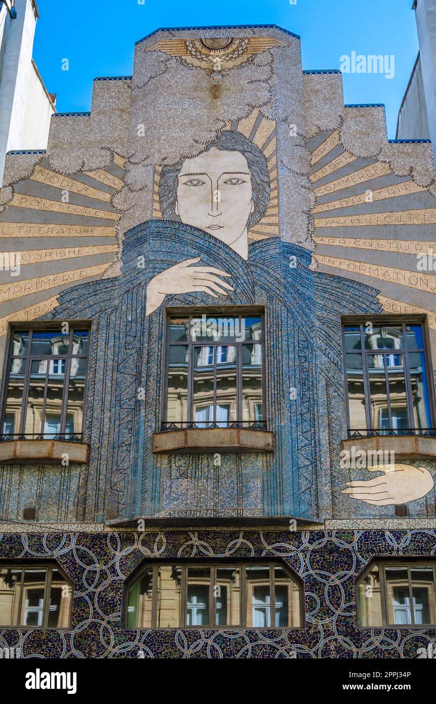 TOULOUSE, FRANKREICH - 5. SEPTEMBER 2013: Ehemaliger Hauptsitz der französischen Regionalzeitung "La Depeche du Midi" in Toulouse, Frankreich. Das Gebäude wurde 1932 von Leon Jaussely erbaut und ist vollständig mit Mosaiken von Gentil und Bourdet dekoriert Stockfoto