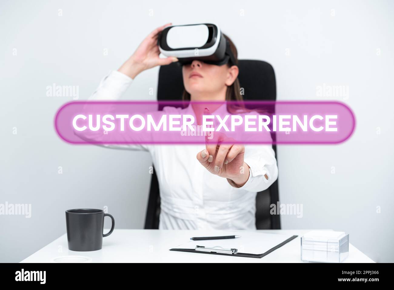 Konzeptionelle Überschrift Kundenerfahrung. Konzept bedeutet, dass Unternehmen Änderungen verarbeiten, um mithilfe des Virtual-Reality-Simulators die Ziele zu erreichen Woman Learning Professional Skill zu erreichen. Stockfoto