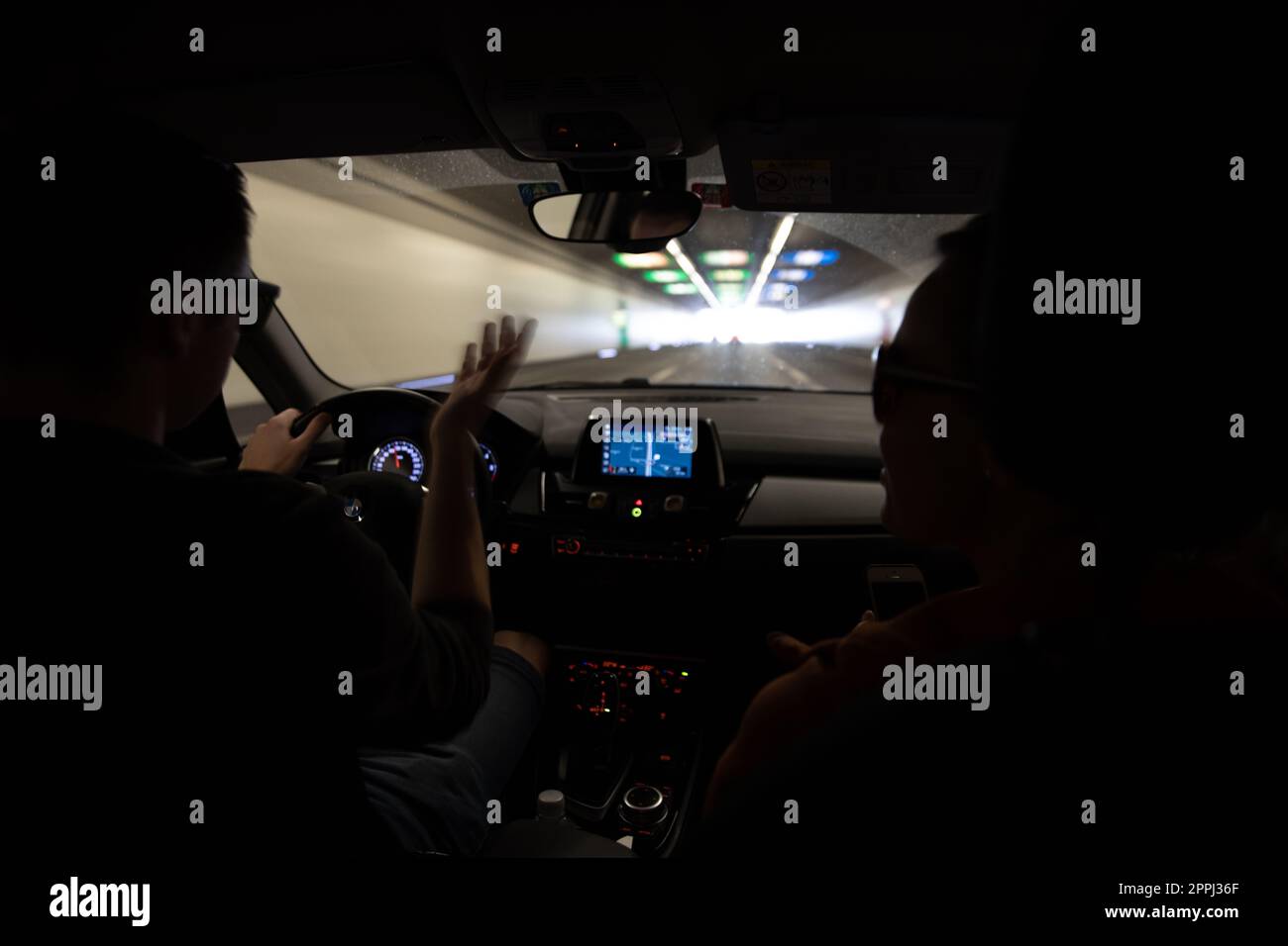 Autos auf einer Autobahn bei Nacht (flaches, farbiges Bild des DOF) Stockfoto