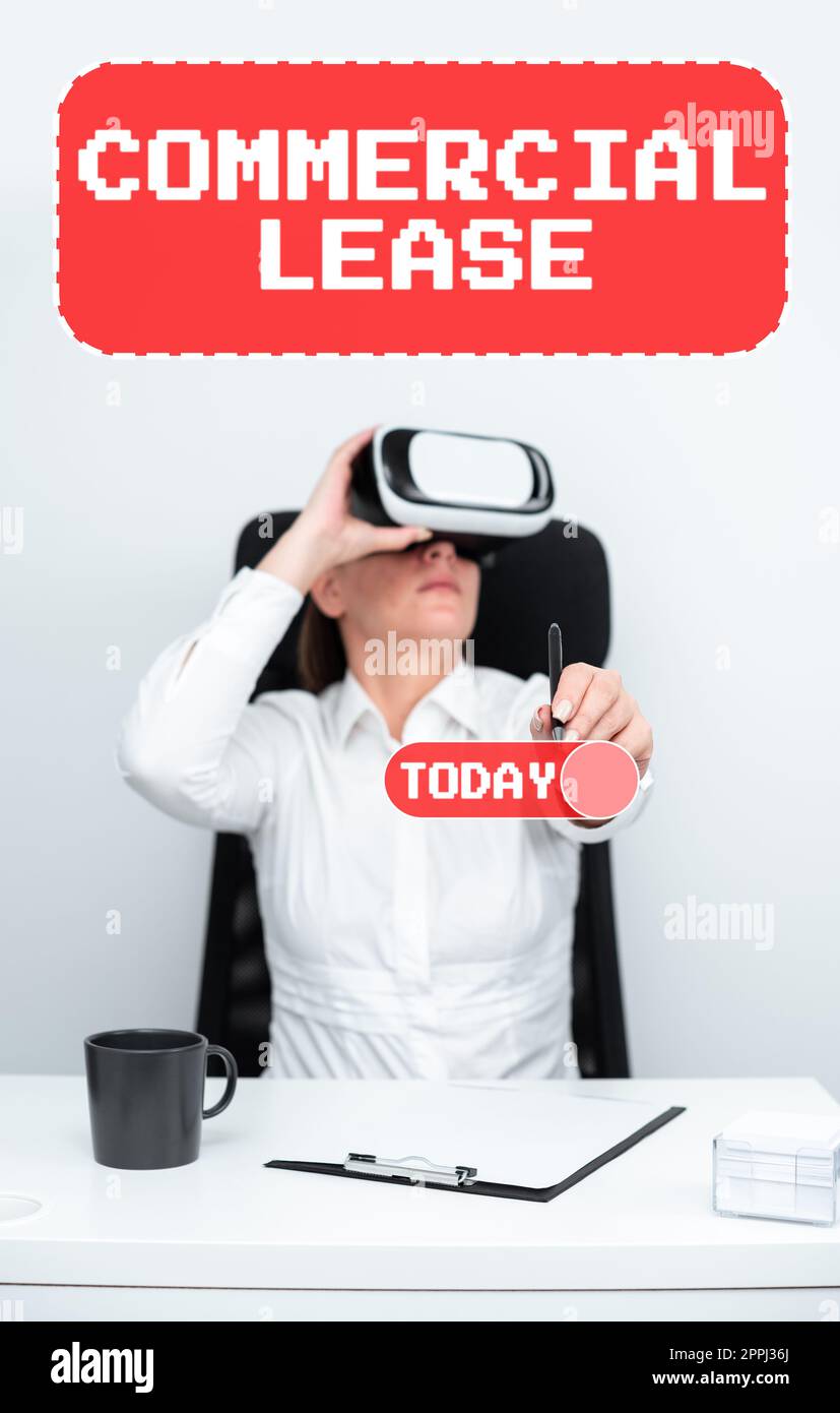 Inspiration mit Schild Commercial Lease. Business Showcase Study von Computerhardware- und Softwaredesign Woman Holding Pen and Learning Skill Through Virtual Reality Simulator. Stockfoto
