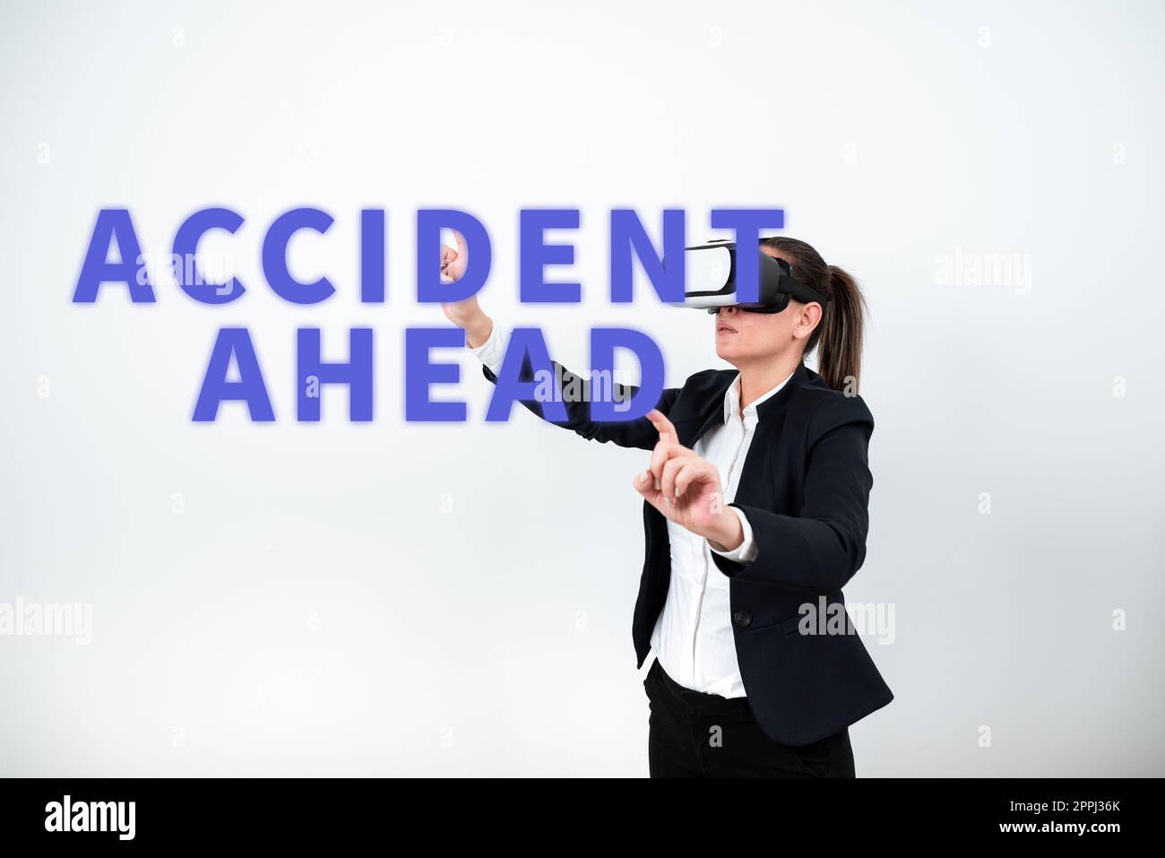 Schreiben mit Text Unfallvorschau. Geschäftsidee Frachtführer Luftpost Transport von Gütern durch Flugzeug Frau trägt VR-Brille und zeigt mit beiden Händen auf wichtige Nachrichten Stockfoto