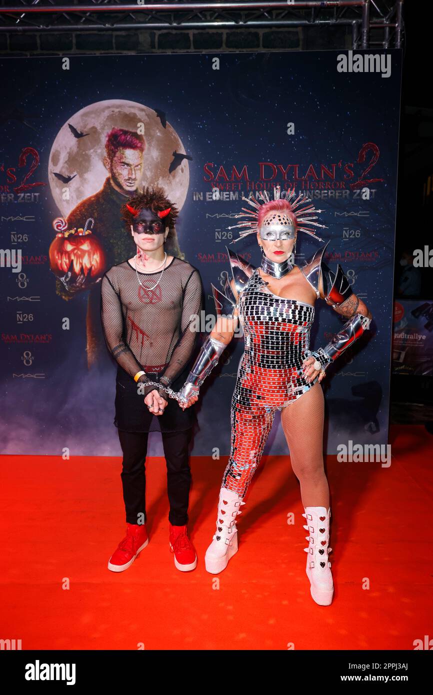 Nadine Nana Mirec mit Sohn Price Mirec, Sam Dylans „Sweet House of Horror“ Halloween Party, TeamEscape, Köln, 27.10.2022 Stockfoto