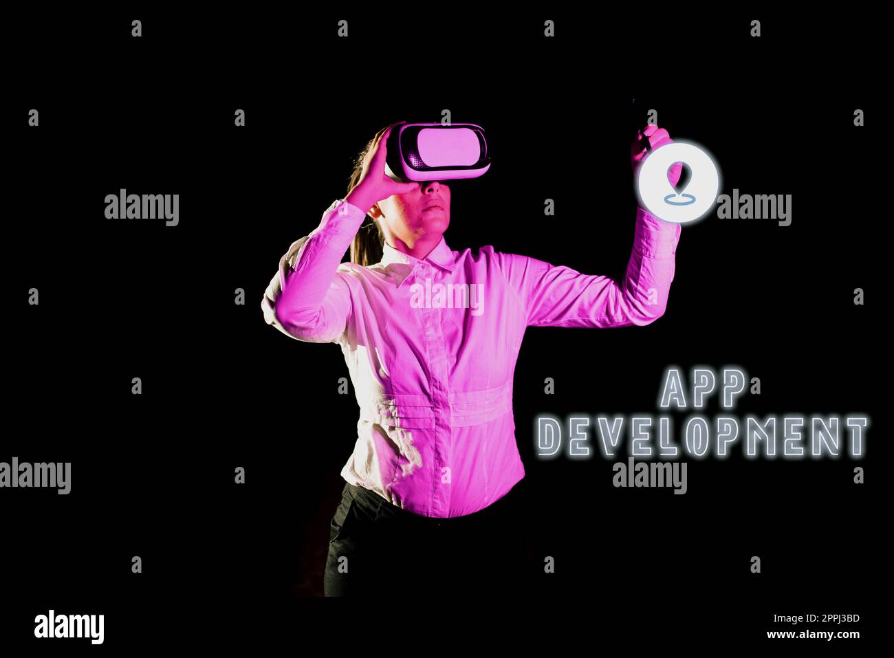Text mit Inspiration App Development. Konzept bedeutet Zusammenstellung der Präsentation zum Zweck der Besprechung eines Problems, bei dem eine Frau während der professionellen Schulung über das VR-Headset einen Stift hält. Stockfoto