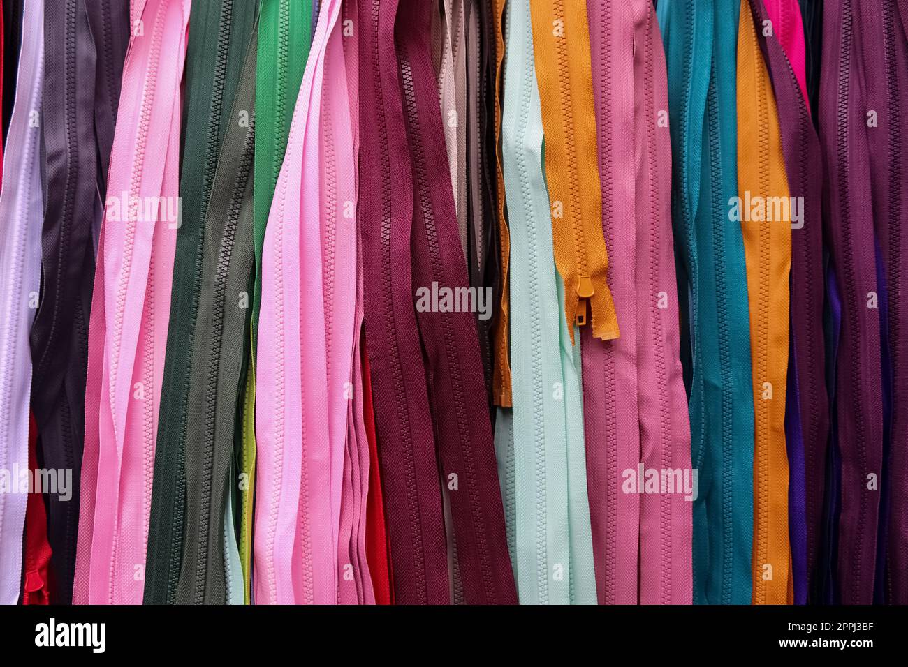 Detaillierte Nahaufnahme von Stoffproben in verschiedenen Farben, die auf einem Stoffmarkt zu finden sind Stockfoto